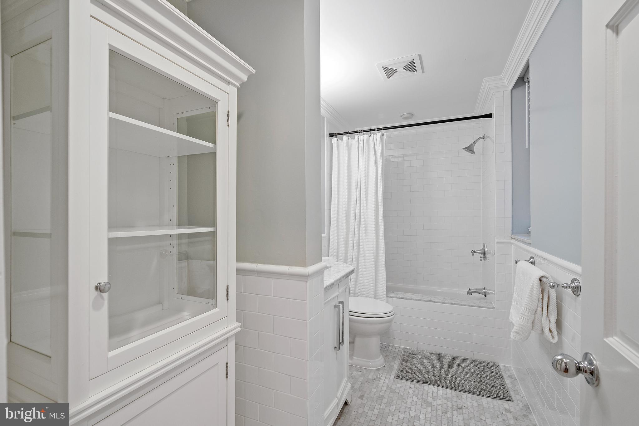 2011 Columbia Road Northwest, Unit 2 Washington, DC 20009 - Photo 22 of 28 Primary ensuite full bathroom