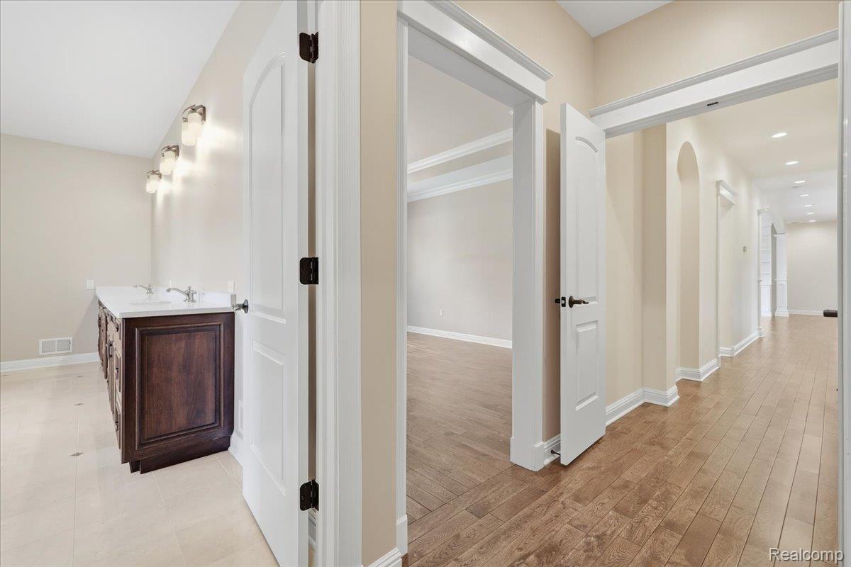 35339 West 13 Mile Road Farmington, MI 48331 - Photo 29 of 72 Private Primary Suite