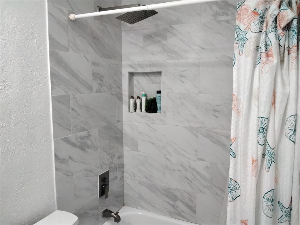 5036 Arbor Glen Road The Colony, TX 75056 - Photo 22 of 38 Second Bath