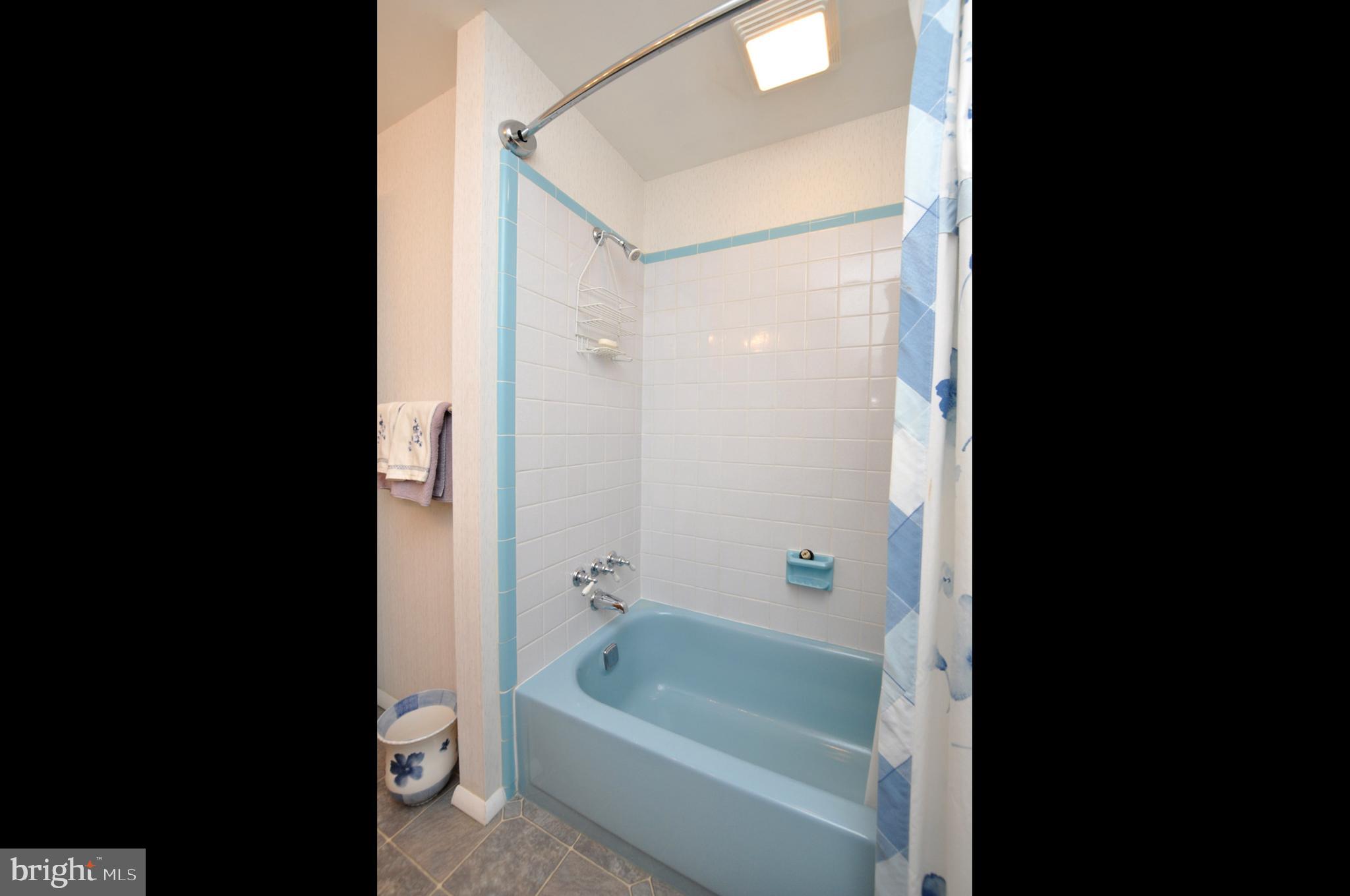 9 Conestoga Road Clementon, NJ 08021 - Photo 27 of 42 Hallway Bathroom Tub