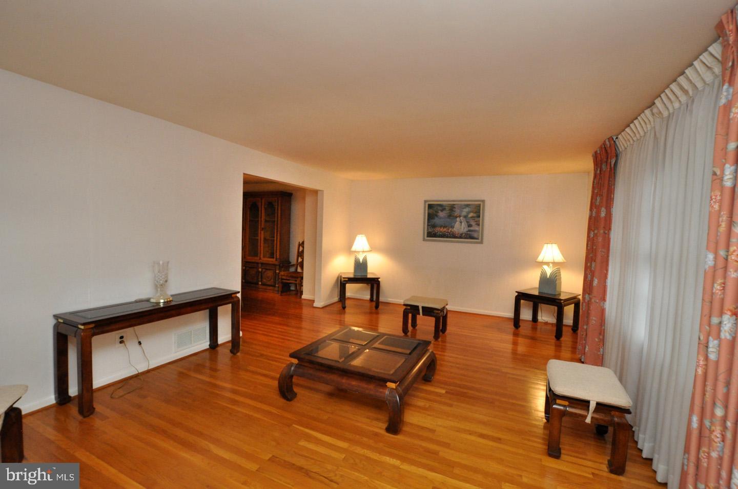 9 Conestoga Road Clementon, NJ 08021 - Photo 5 of 42 Living Room