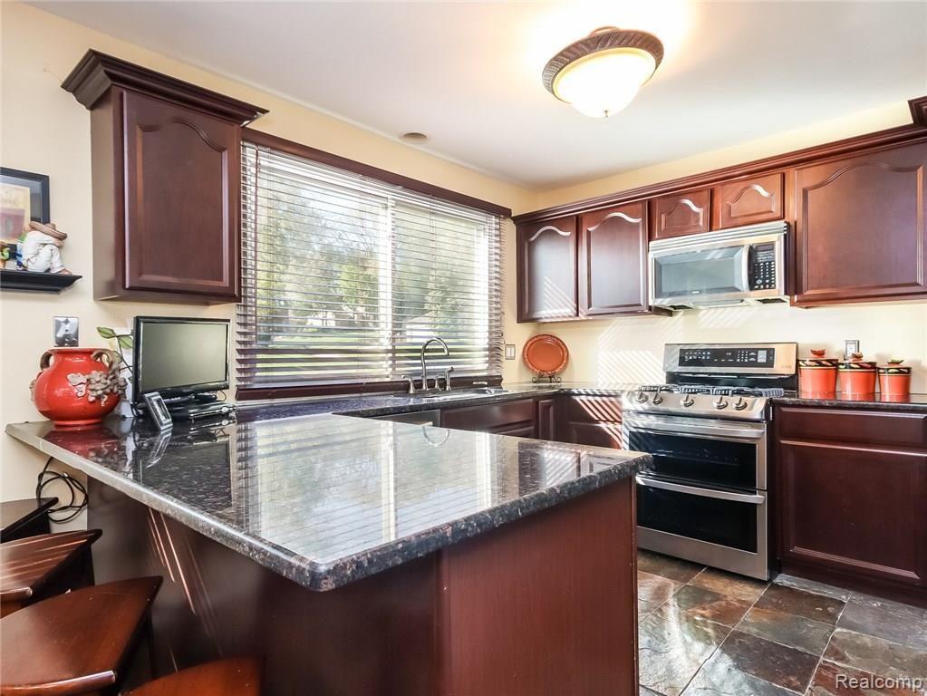 36837 Chesapeake Road Farmington Hills, MI 48335 - Photo 9 of 35
