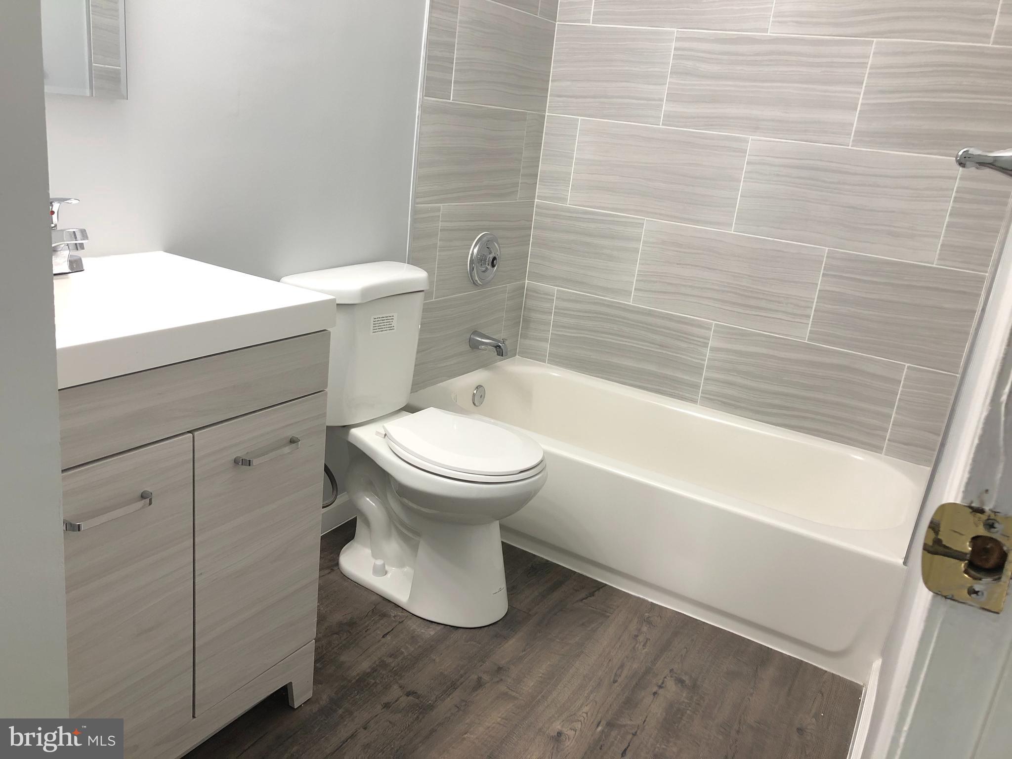 11510 Little Patuxent Parkway, Unit 407 Columbia, MD 21044 - Photo 3 of 15 a bathroom with a sink toilet and bathtub