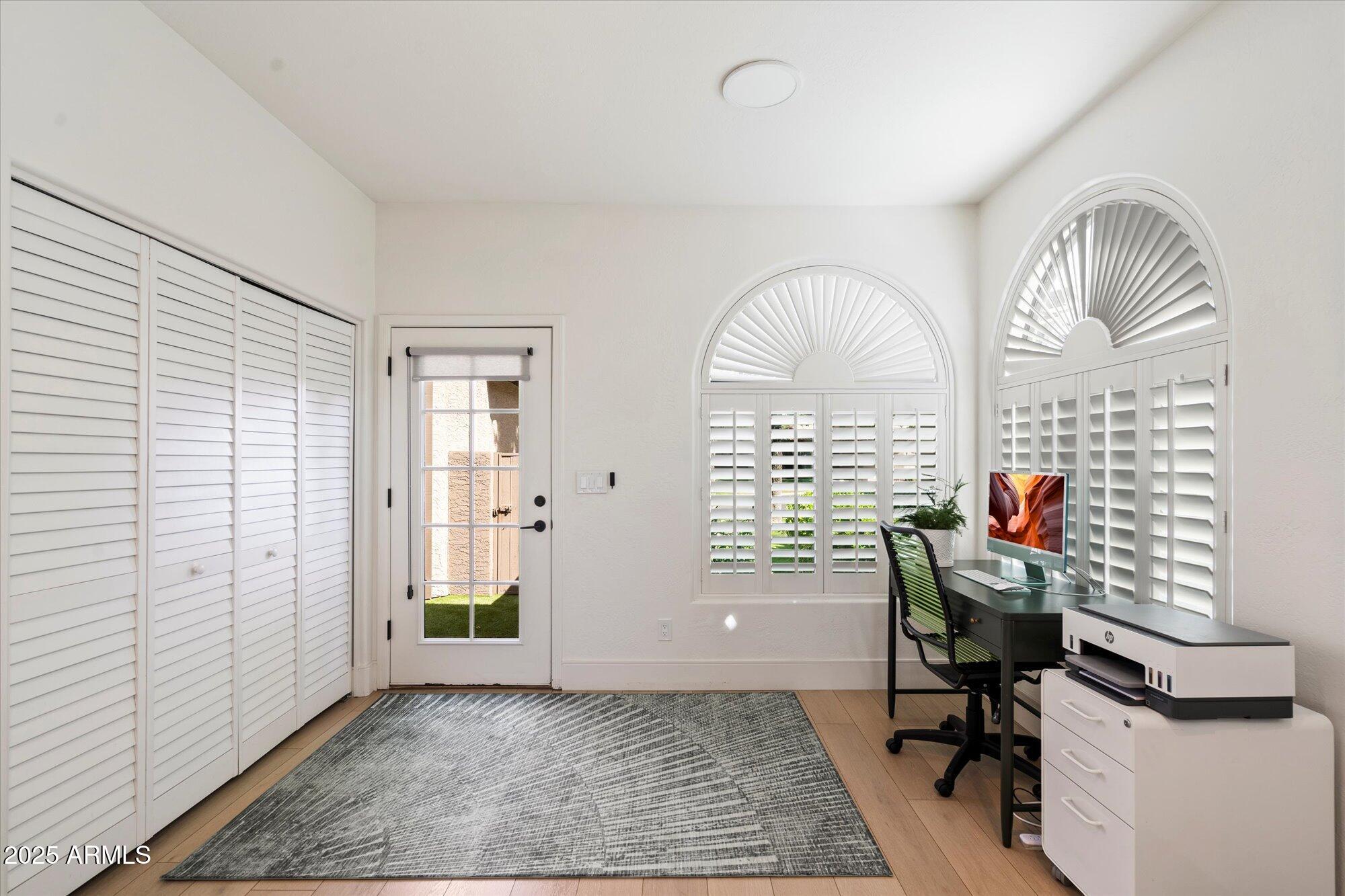 11846 North 40th Place Phoenix, AZ 85028 - Photo 14 of 37 a view of a livingroom with workspace and a window