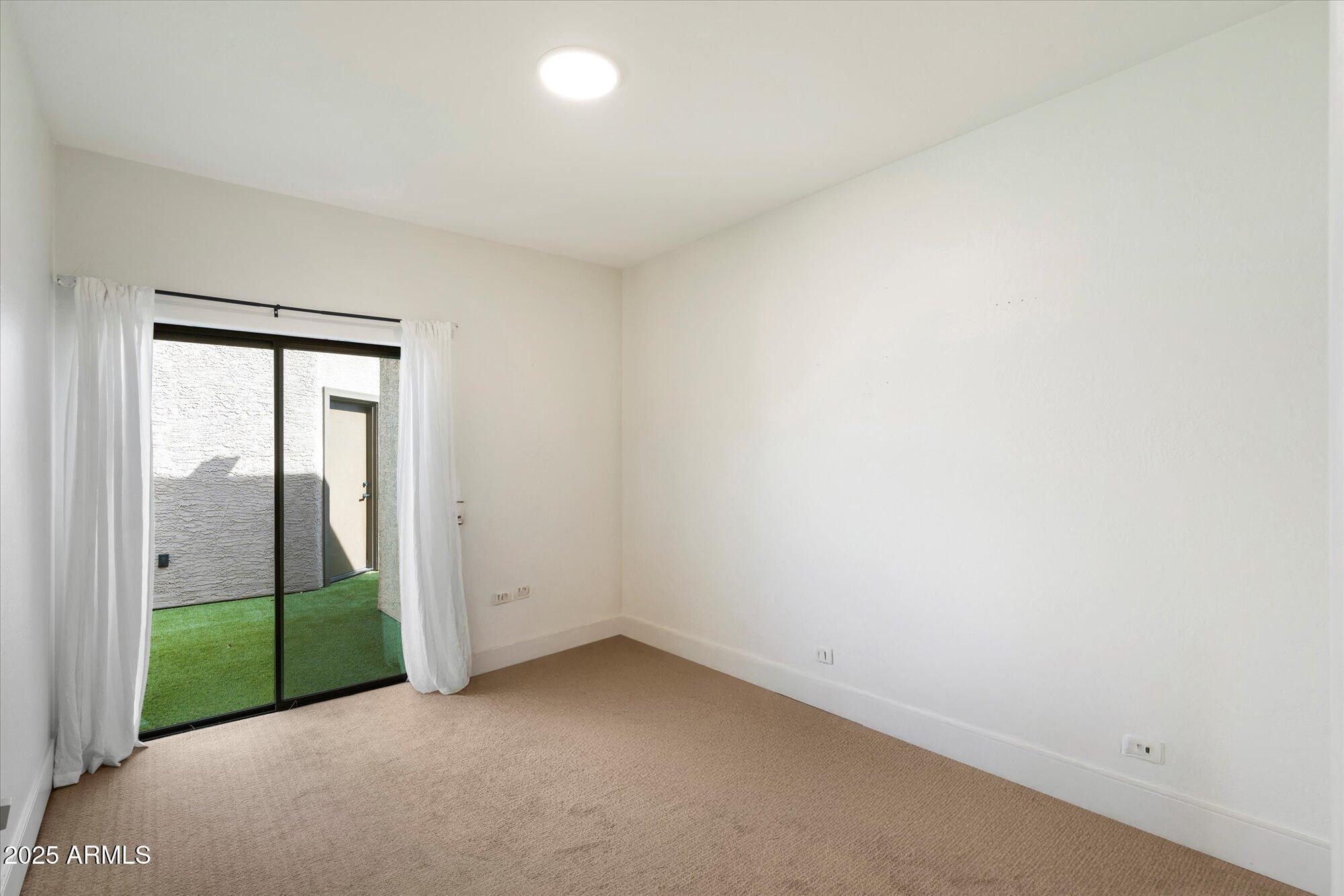 11846 North 40th Place Phoenix, AZ 85028 - Photo 20 of 37 an empty room with sliding glass door and shower