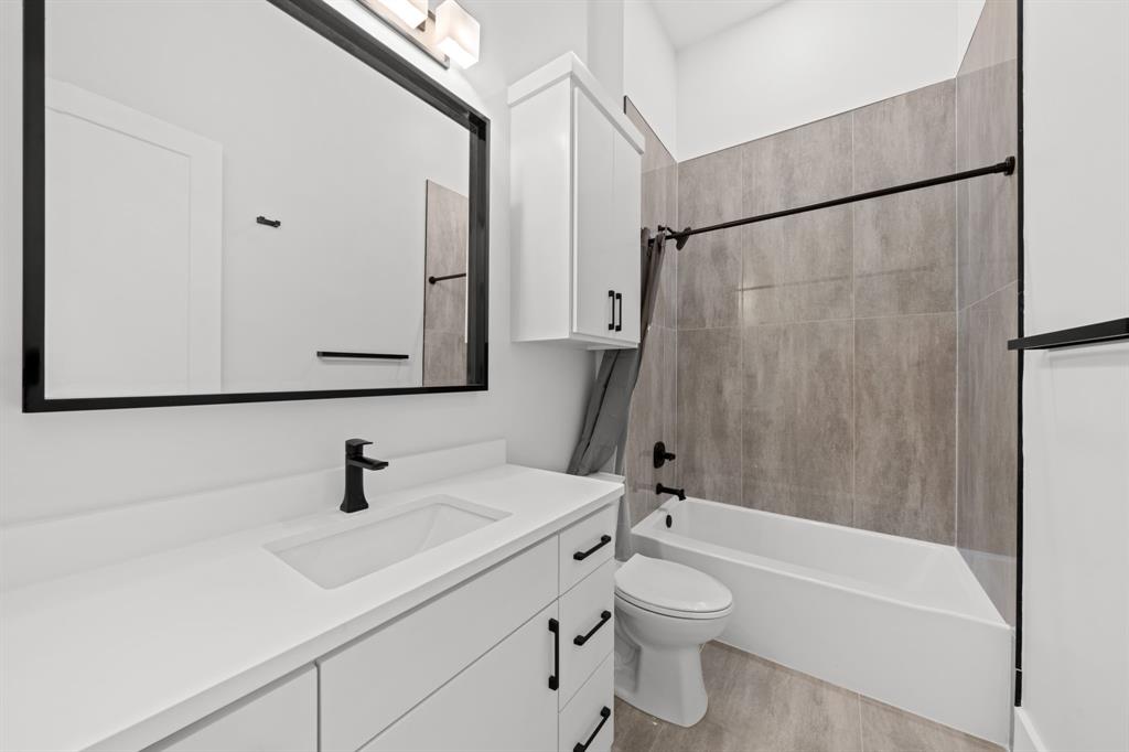 3115 Gibbs Williams Road Dallas, TX 75233 - Photo 16 of 29 a bathroom with a sink a toilet and a bathtub