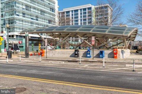 a black and white photo of a building