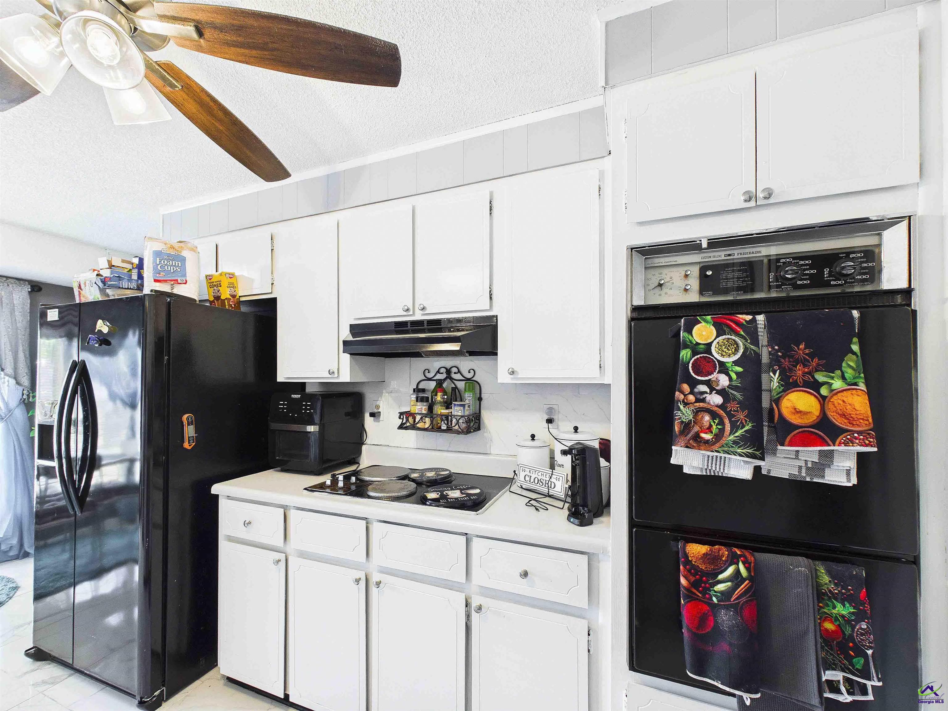 400 Feagin Mill Road Warner Robins, GA 31005 - Photo 35 of 53 a kitchen with stainless steel appliances granite countertop a refrigerator and stove