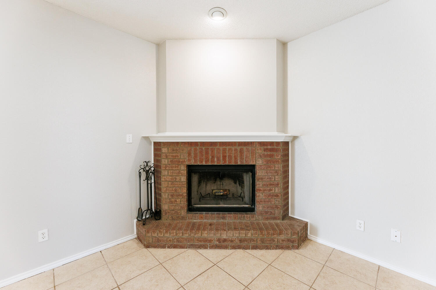 5903 10th Street, Unit 3 Lubbock, TX 79416 - Photo 9 of 32 a living room with a fireplace
