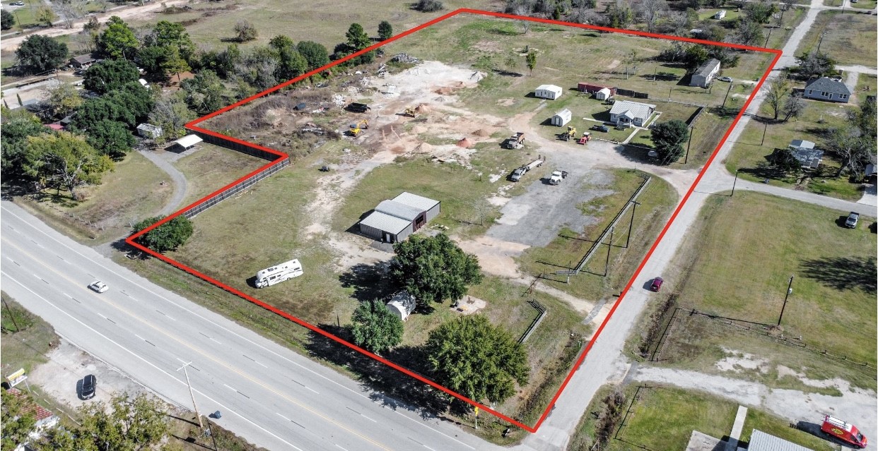 946 St Mary's Street Hempstead, TX 77445 - Photo 1 of 19 an aerial view of a tennis ground and a cars park side of the road