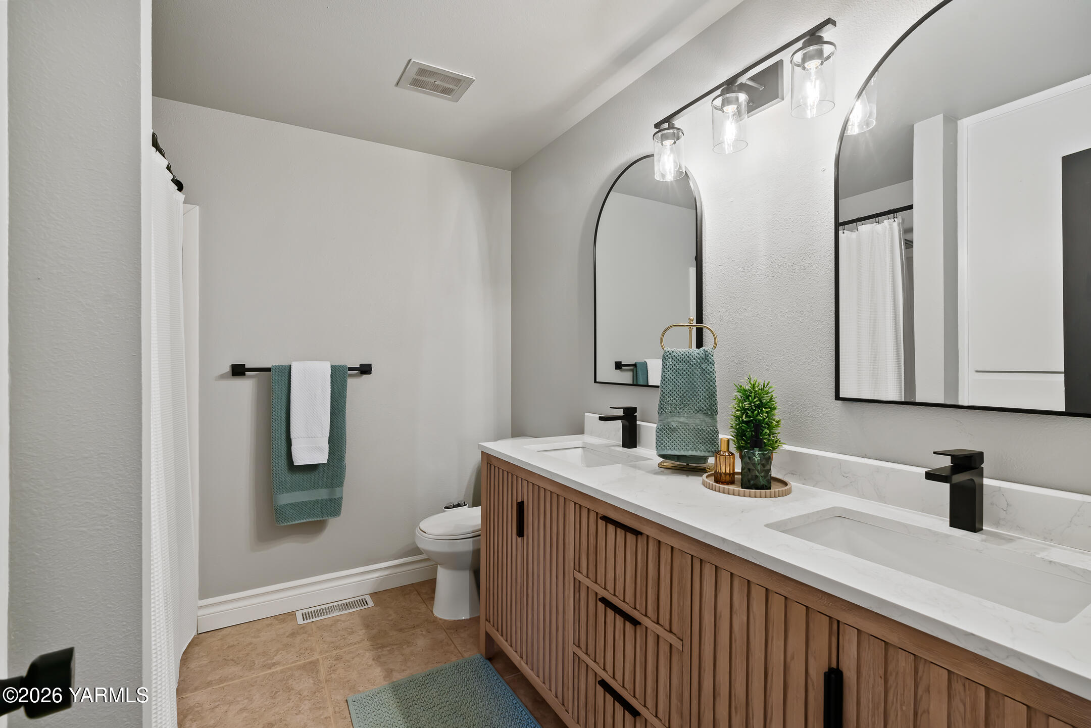 8104 Viewcrest Way Yakima, WA 98908 - Photo 18 of 35 Bathroom