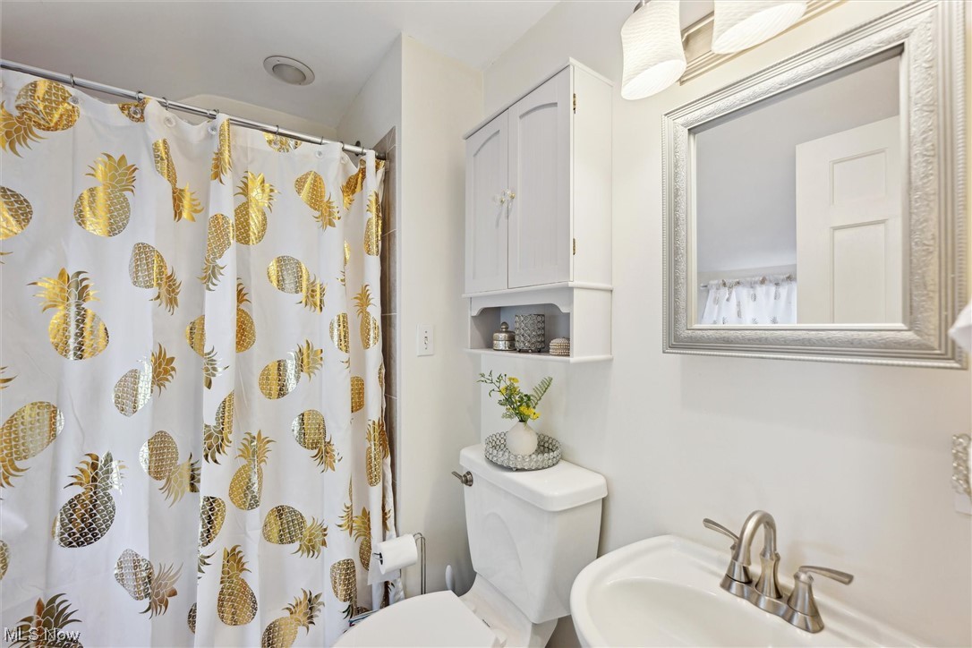 29017 Ridge Road Wickliffe, OH 44092 - Photo 21 of 35 Full Bathroom