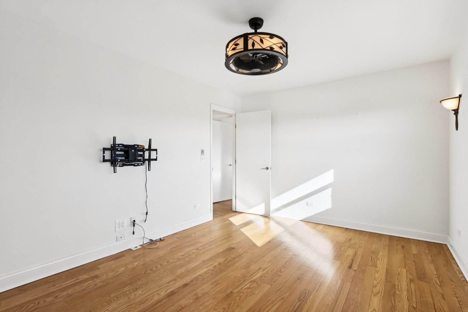2019 East Avon Lane Arlington Heights, IL 60004 - Photo 25 of 59 a view of empty room with a ceiling fan