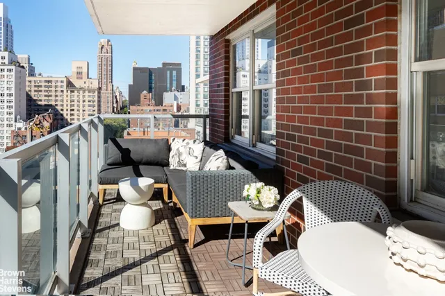$895,000 | 363 East 76th Street, Unit 14A | Lenox Hill