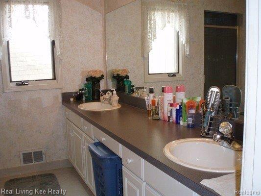 803 Stanford Circle Rochester, MI 48309 - Photo 9 of 13 Master Bath with tub & shower