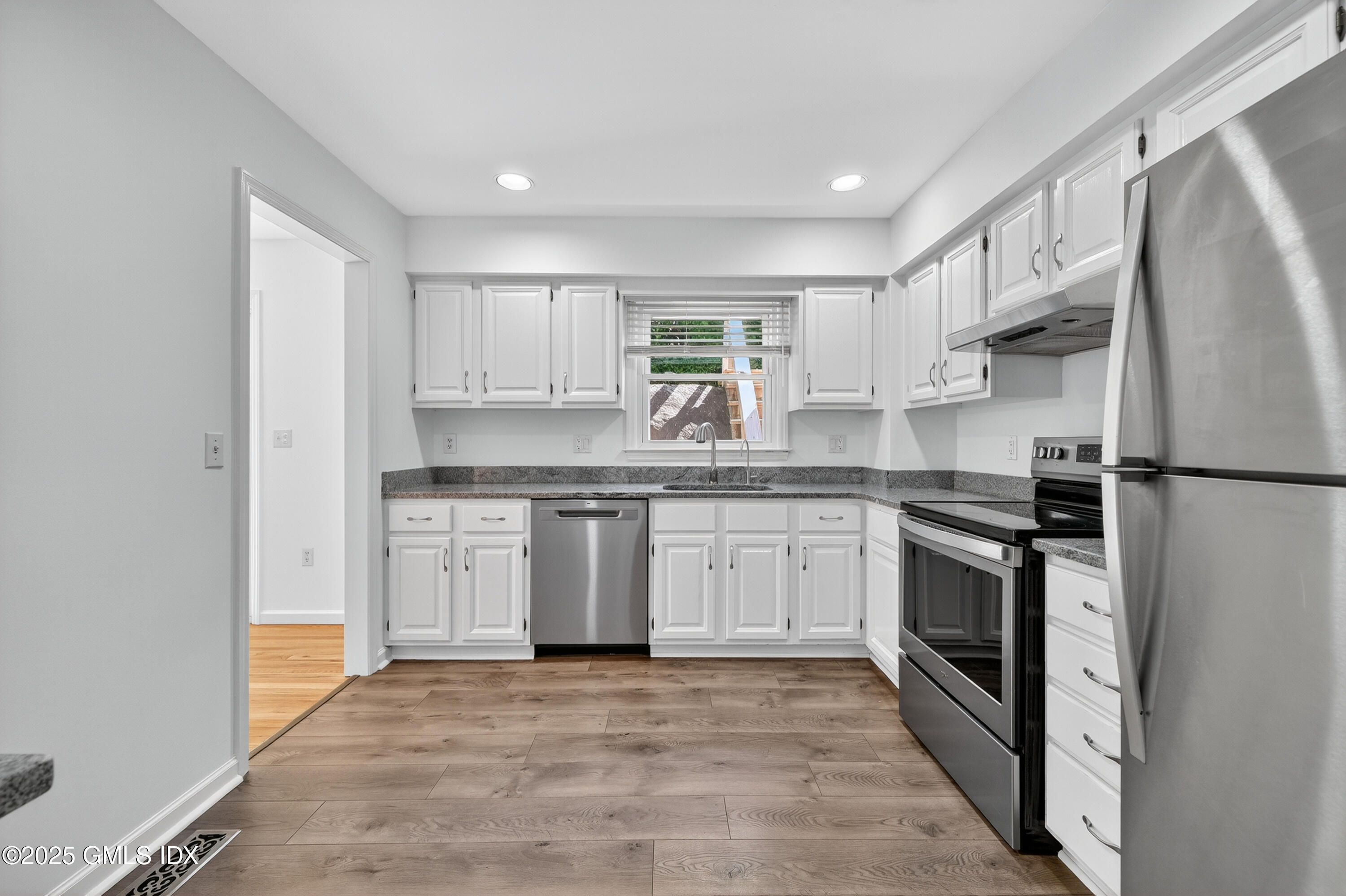 55 Locust Street, Unit B Greenwich, CT 06830 - Photo 11 of 27 23-HTV3038