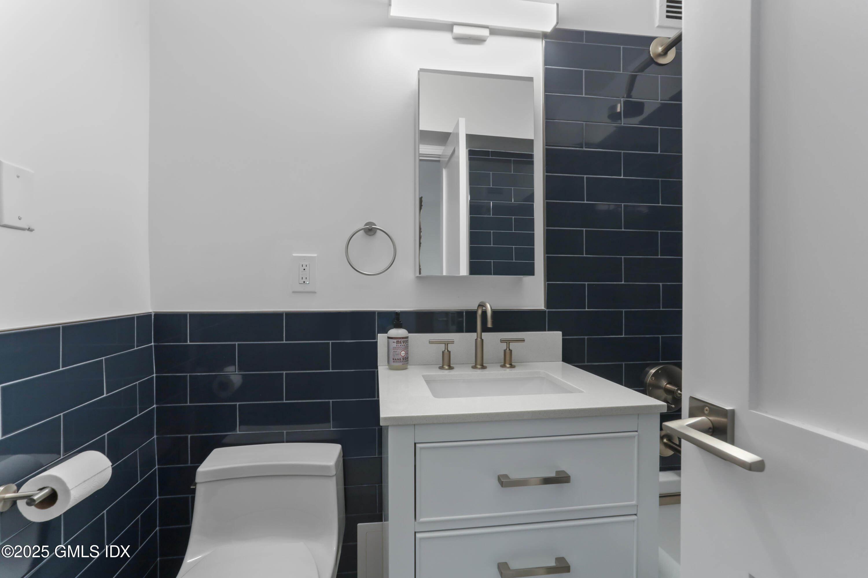 50 Lafayette Place, Unit 4E Greenwich, CT 06830 - Photo 17 of 23 Primary Bath