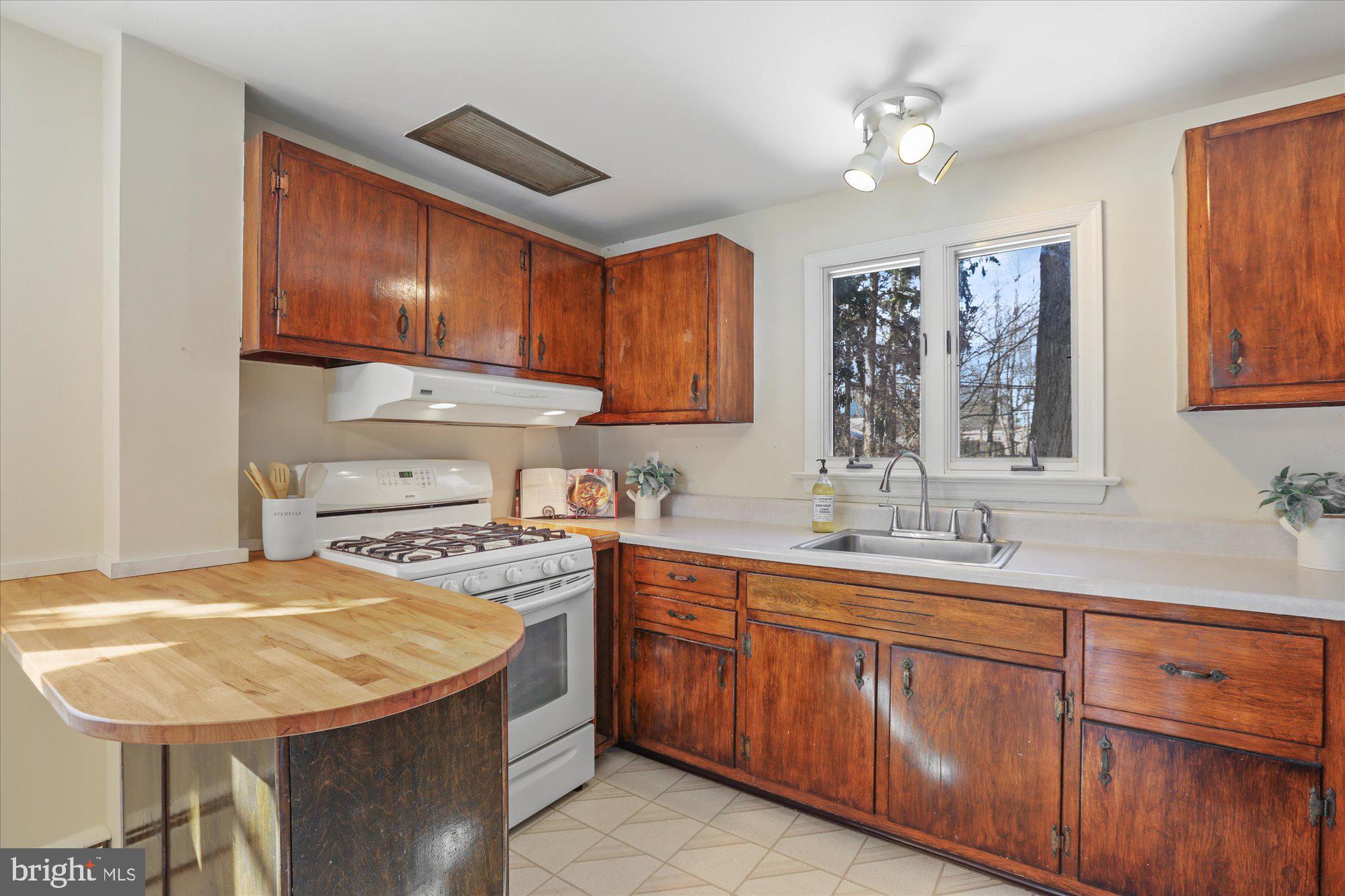 24 Moyer Road Yardley, PA 19067 - Photo 11 of 37 Kitchen