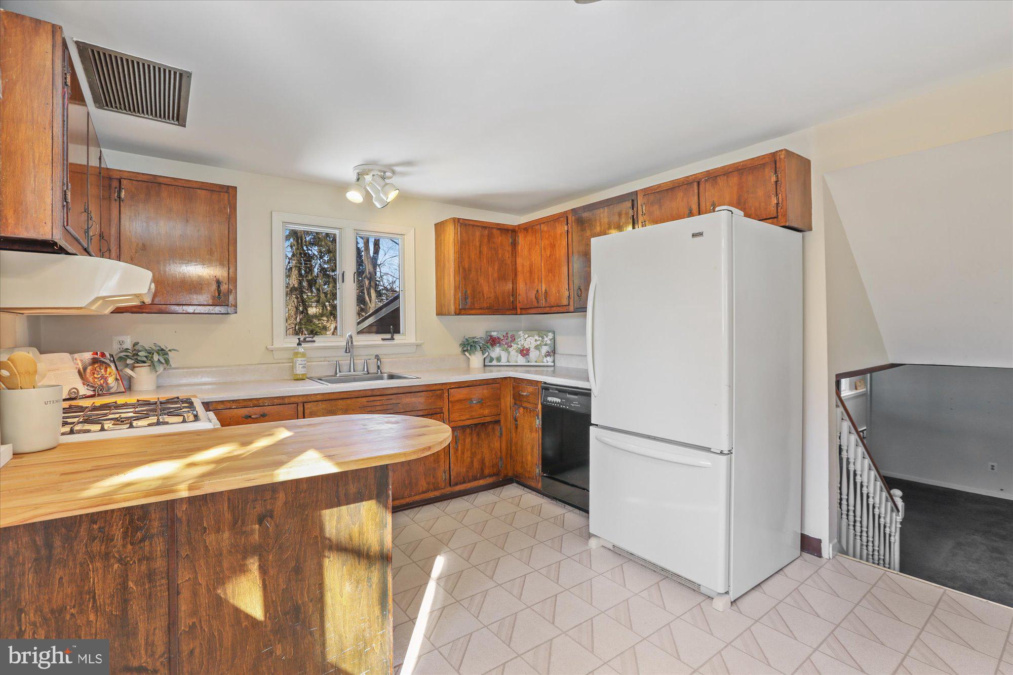 24 Moyer Road Yardley, PA 19067 - Photo 10 of 37 Kitchen