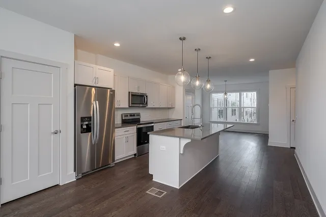 $3,195 | 225 Cleveland Street, Nashville, TN 37207