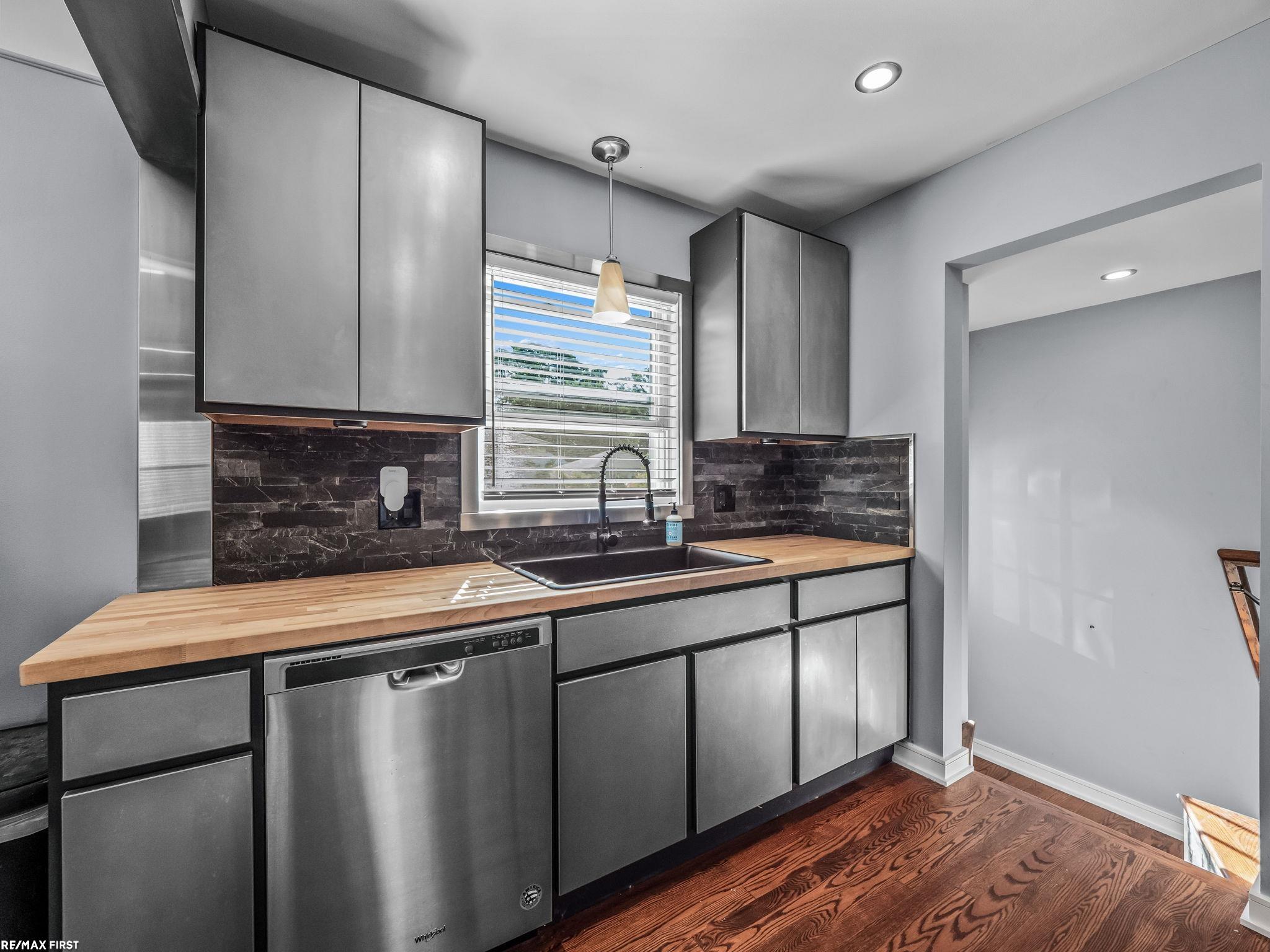 8386 Dale Center Line, MI 48015 - Photo 3 of 29 50120410-2.JPG