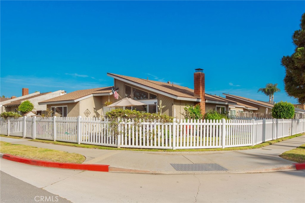 204 Springfield Avenue Huntington Beach, CA 92648 - Photo 2 of 40