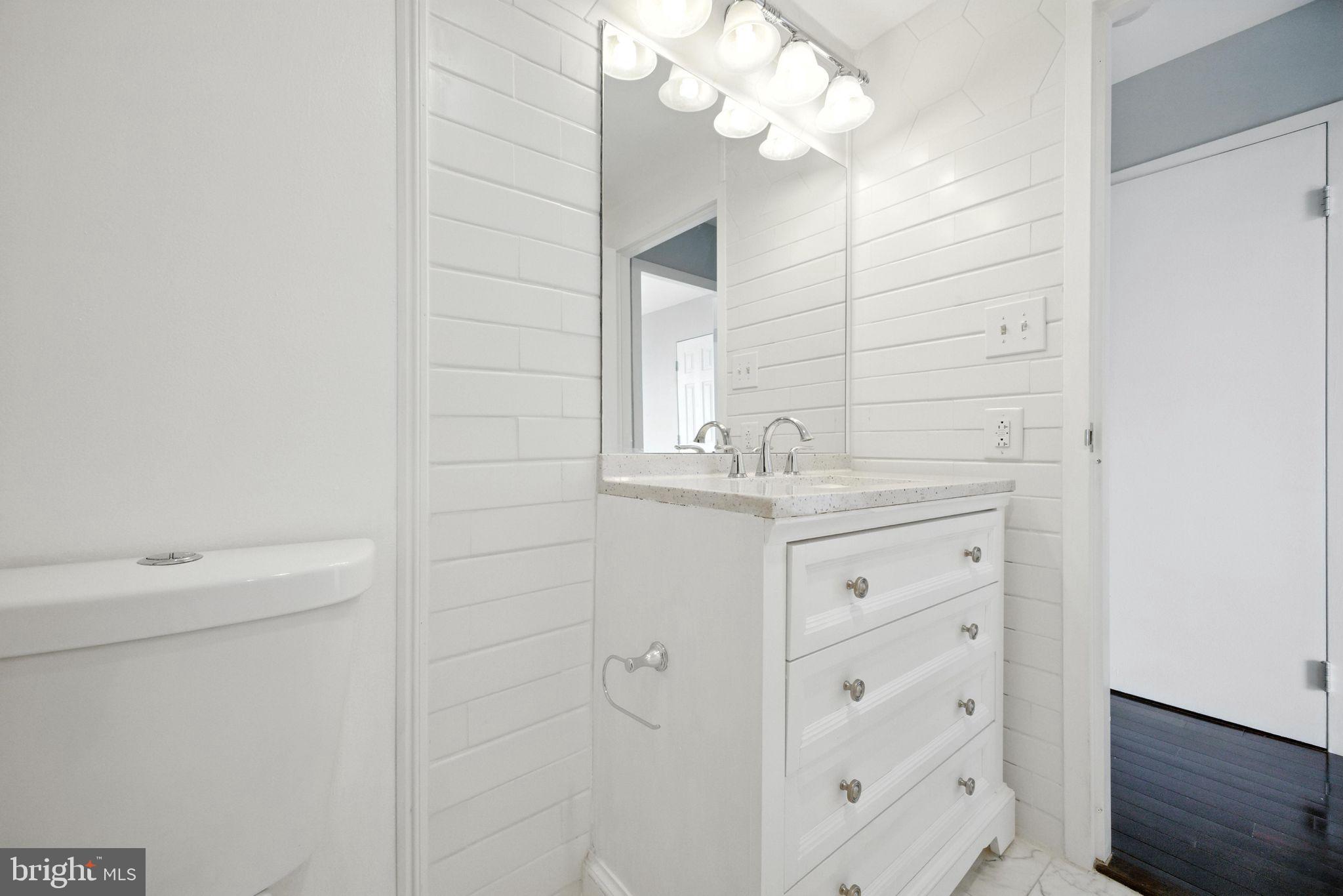9701 Fields Road, Unit 2208 Gaithersburg, MD 20878 - Photo 15 of 35 Bathroom