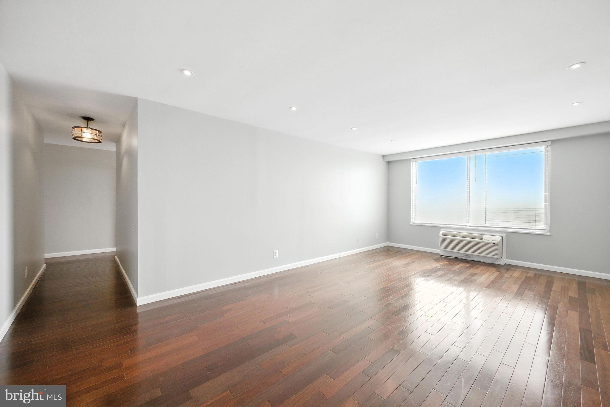 9701 Fields Road, Unit 2208 Gaithersburg, MD 20878 - Photo 16 of 35 Living room