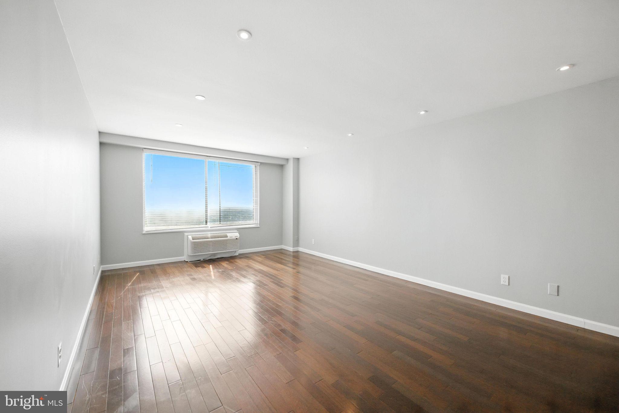 9701 Fields Road, Unit 2208 Gaithersburg, MD 20878 - Photo 17 of 35 Living room