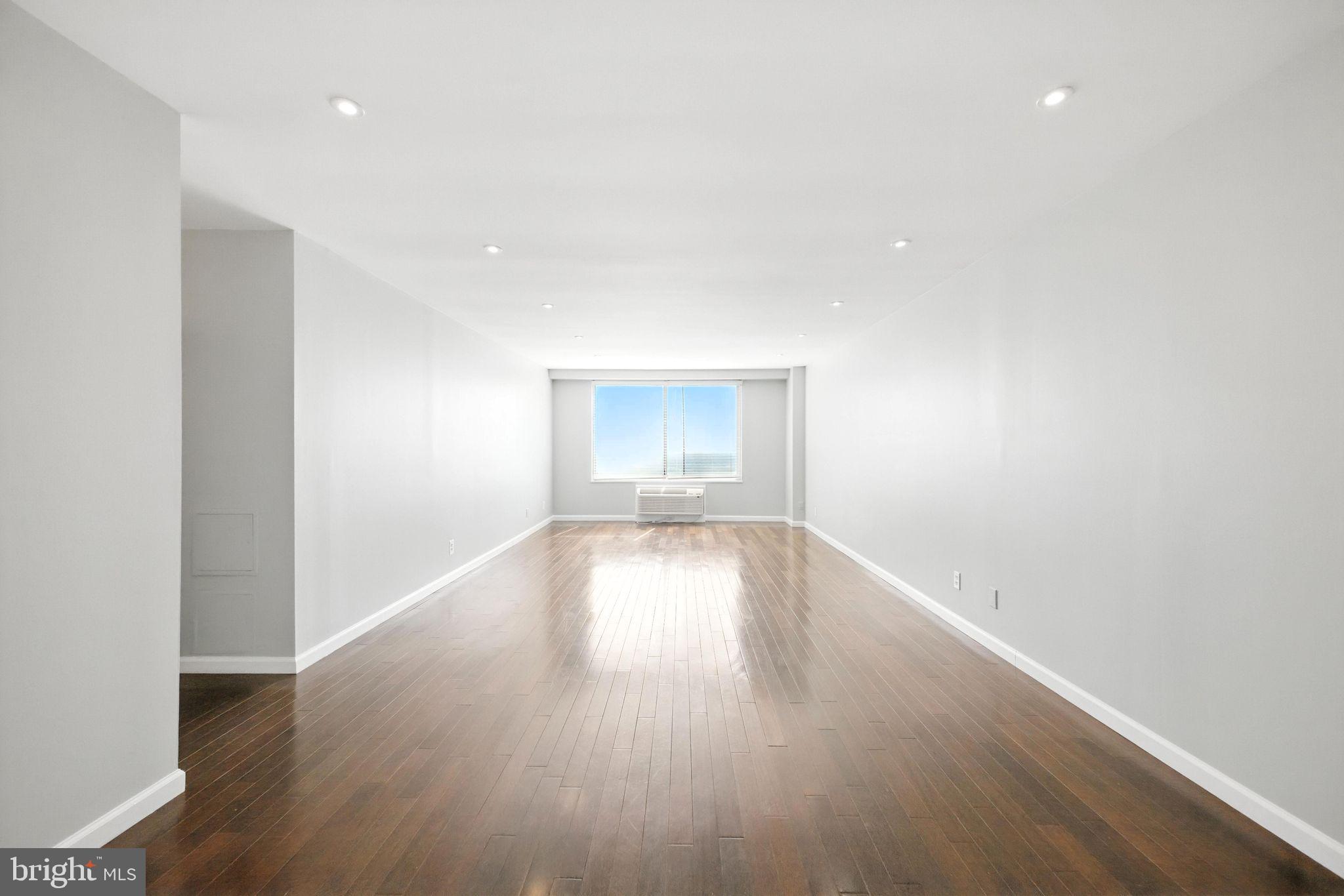 9701 Fields Road, Unit 2208 Gaithersburg, MD 20878 - Photo 18 of 35 Living-dining combo