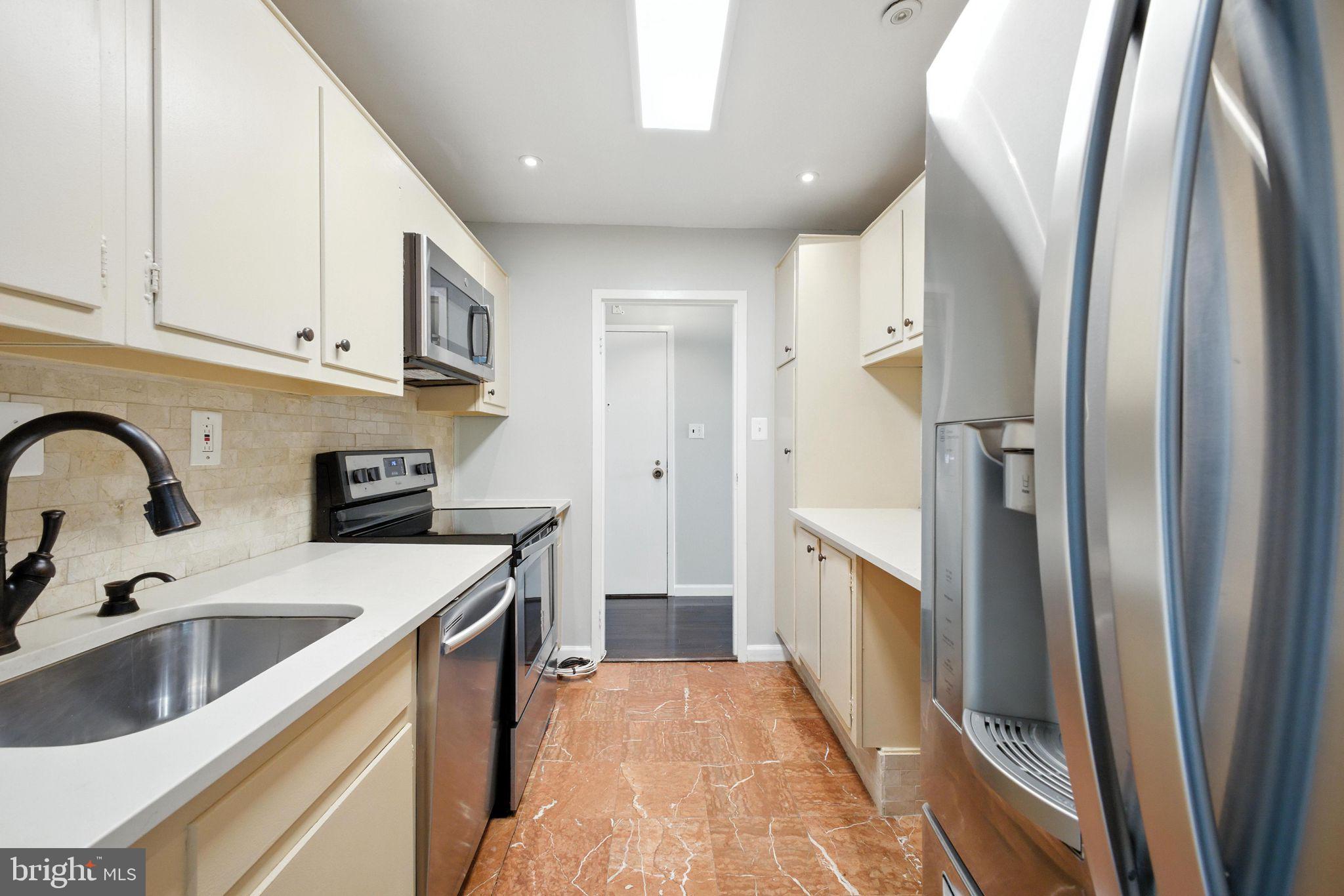 9701 Fields Road, Unit 2208 Gaithersburg, MD 20878 - Photo 6 of 35 Stainless steel appliances