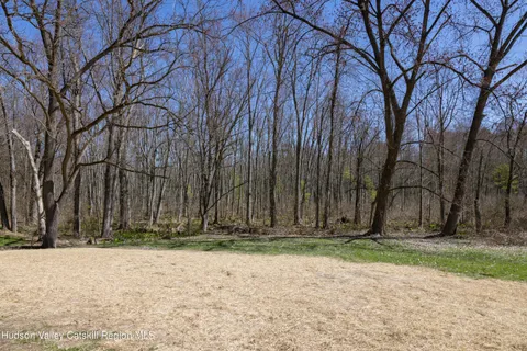 a view of a house with backyard