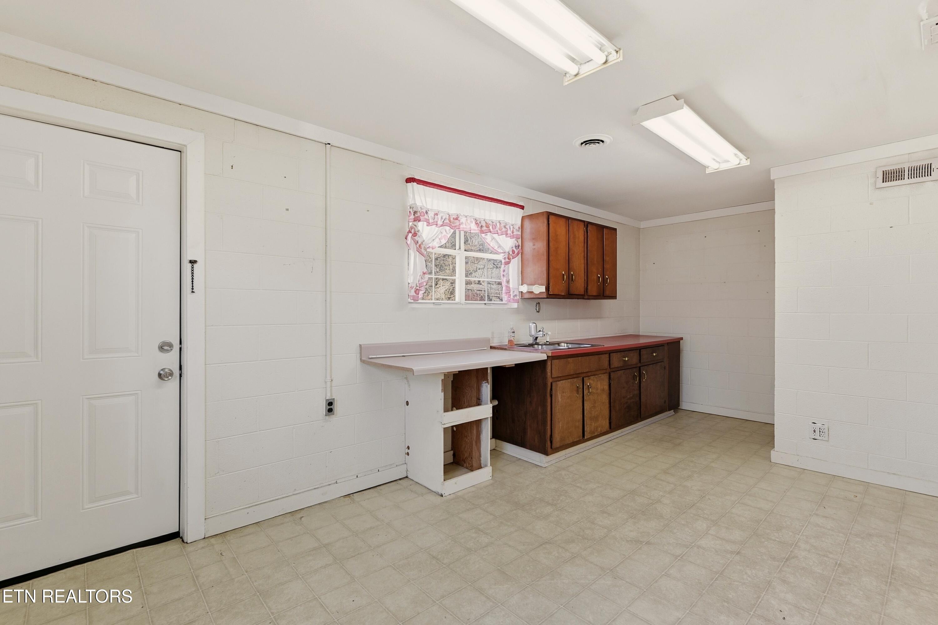 400 North Main Street Clinton, TN 37716 - Photo 21 of 36 NMain400 (92)