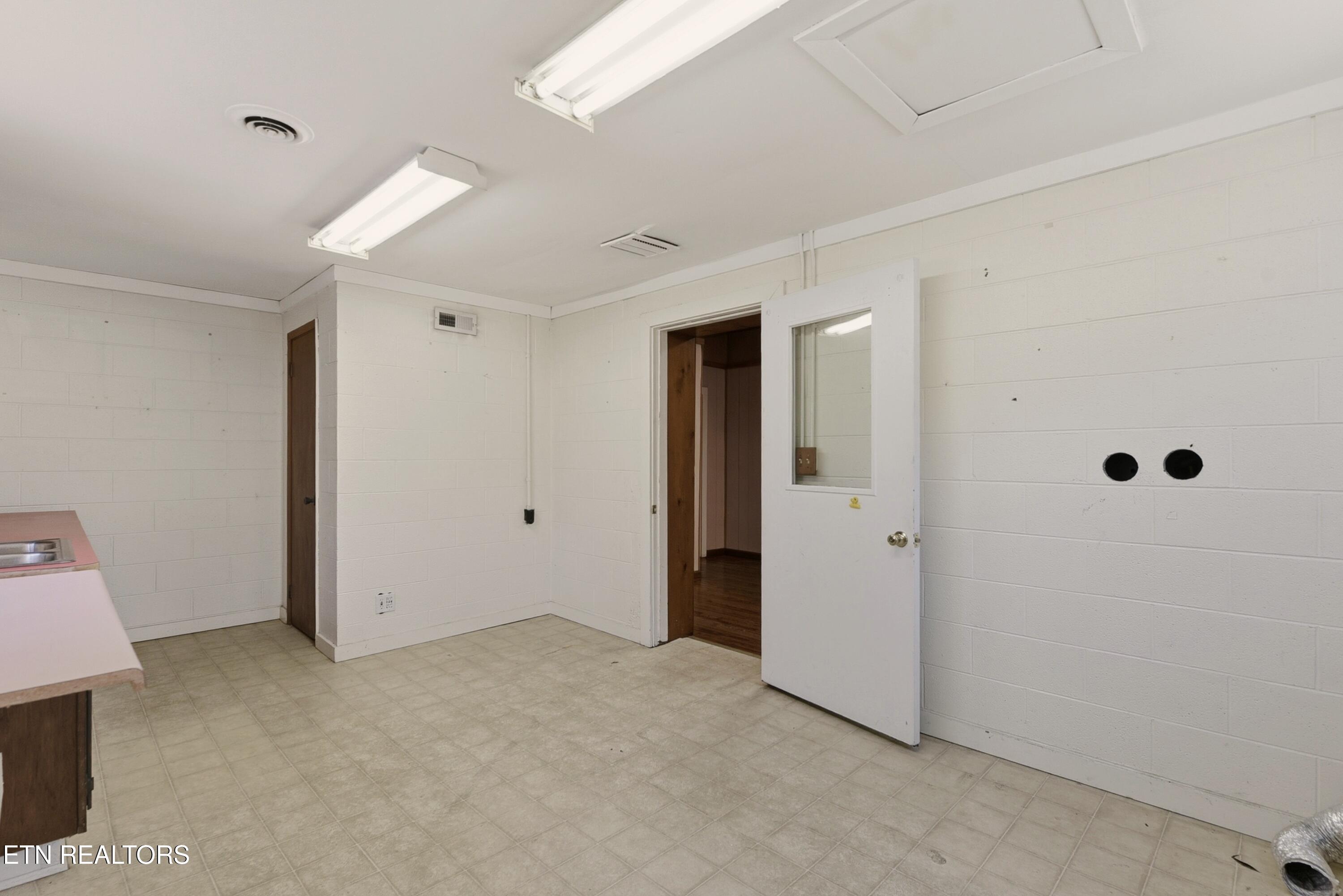 400 North Main Street Clinton, TN 37716 - Photo 22 of 36 NMain400 (95)