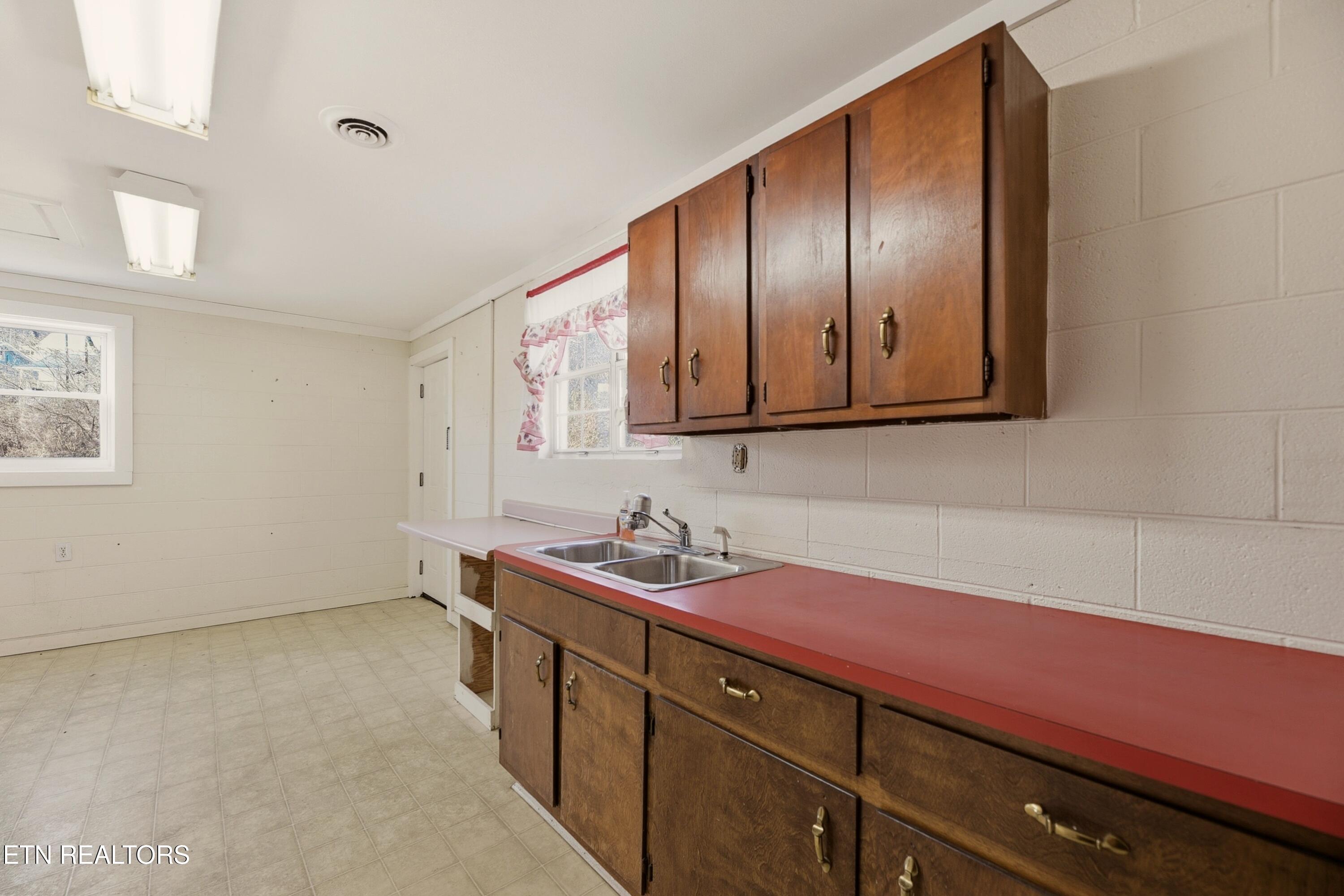 400 North Main Street Clinton, TN 37716 - Photo 23 of 36 NMain400 (98)