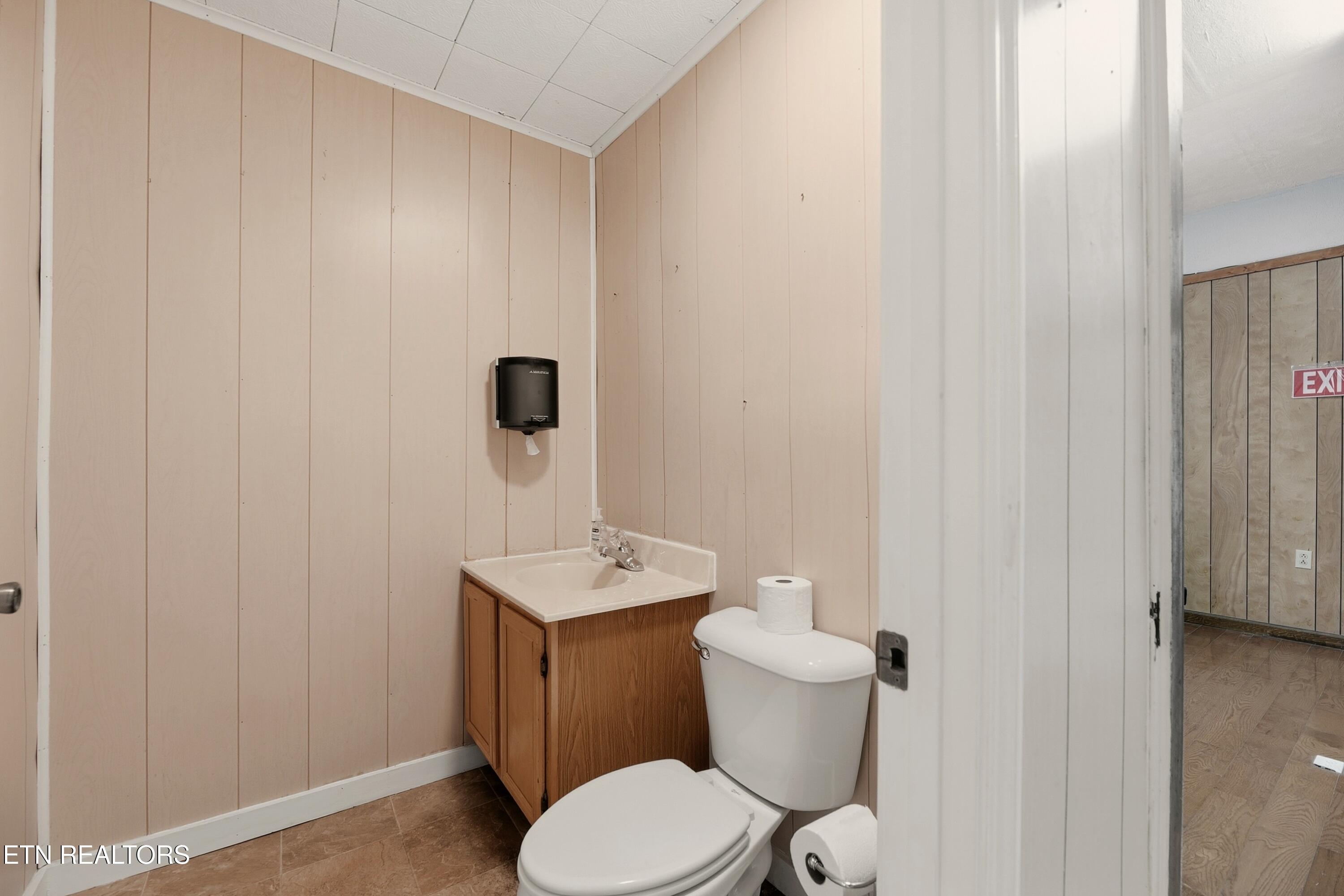 400 North Main Street Clinton, TN 37716 - Photo 27 of 36 NMain400 (11)