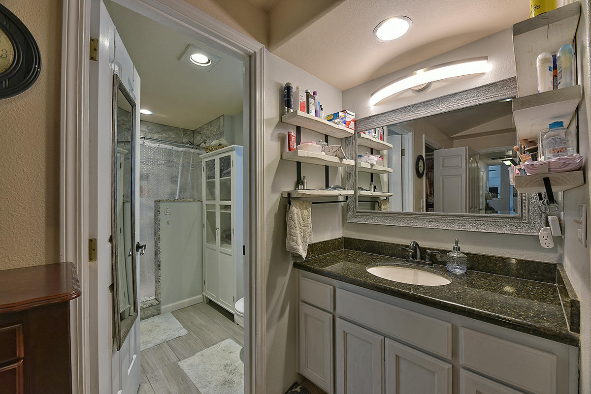2812 Table Rock Road Medford, OR 97501 - Photo 7 of 24 6
