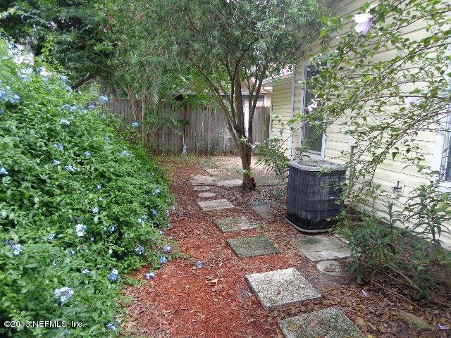 933 Gavagan Road Jacksonville, FL 32233 - Photo 1 of 28 Backyard