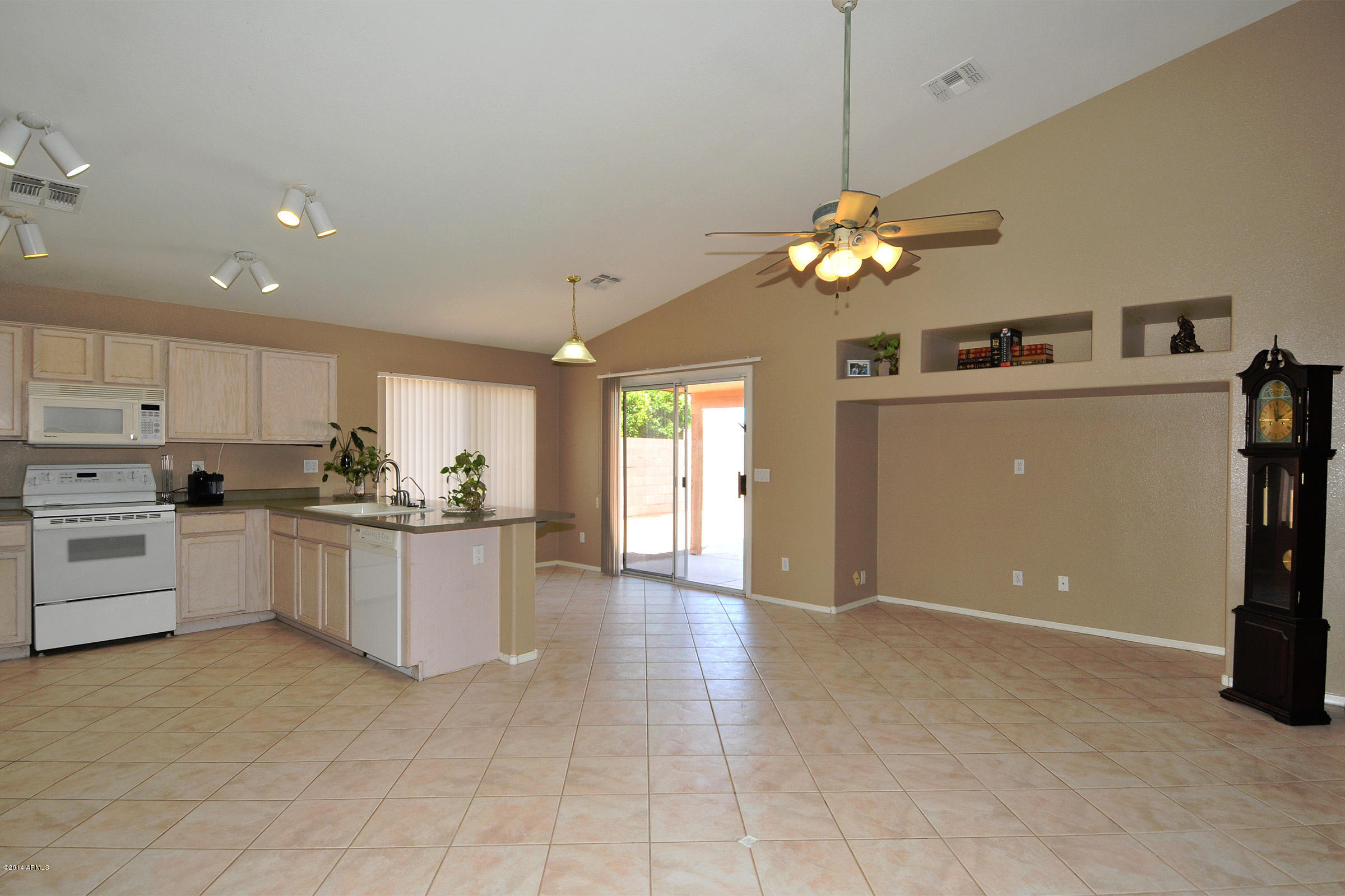 765 South Del Rancho Mesa, AZ 85208 - Photo 22 of 52 Kitchen/Family