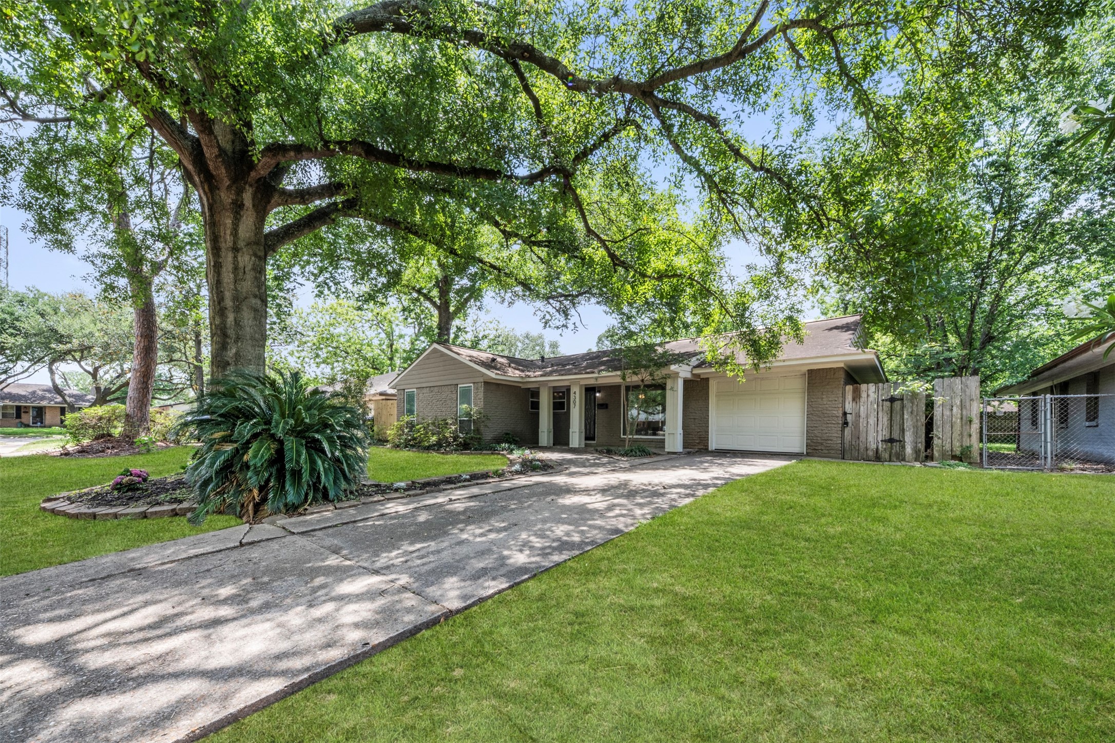 4307 Spellman Road Houston, TX 77035 - Photo 26 of 31 Plenty of room is found to play out front or back.
