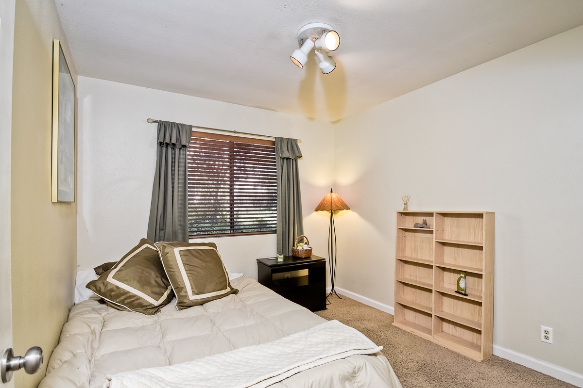 745 Winding Way Encinitas, CA 92024 - Photo 16 of 25 Secondary bedroom~