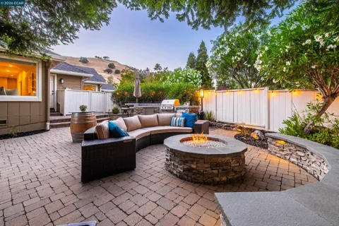 $3,095,000 | 70 Ridgecrest Court, Lafayette, CA 94549