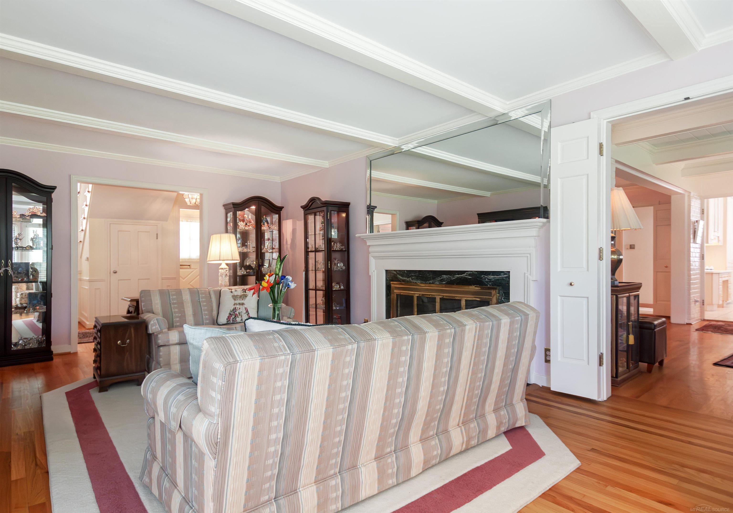 164 Lothrop Road Grosse Pointe, MI 48236 - Photo 10 of 54 50151741-8c3044bf-e0f5-401d-b009-e6afc2da5c20.JPG
