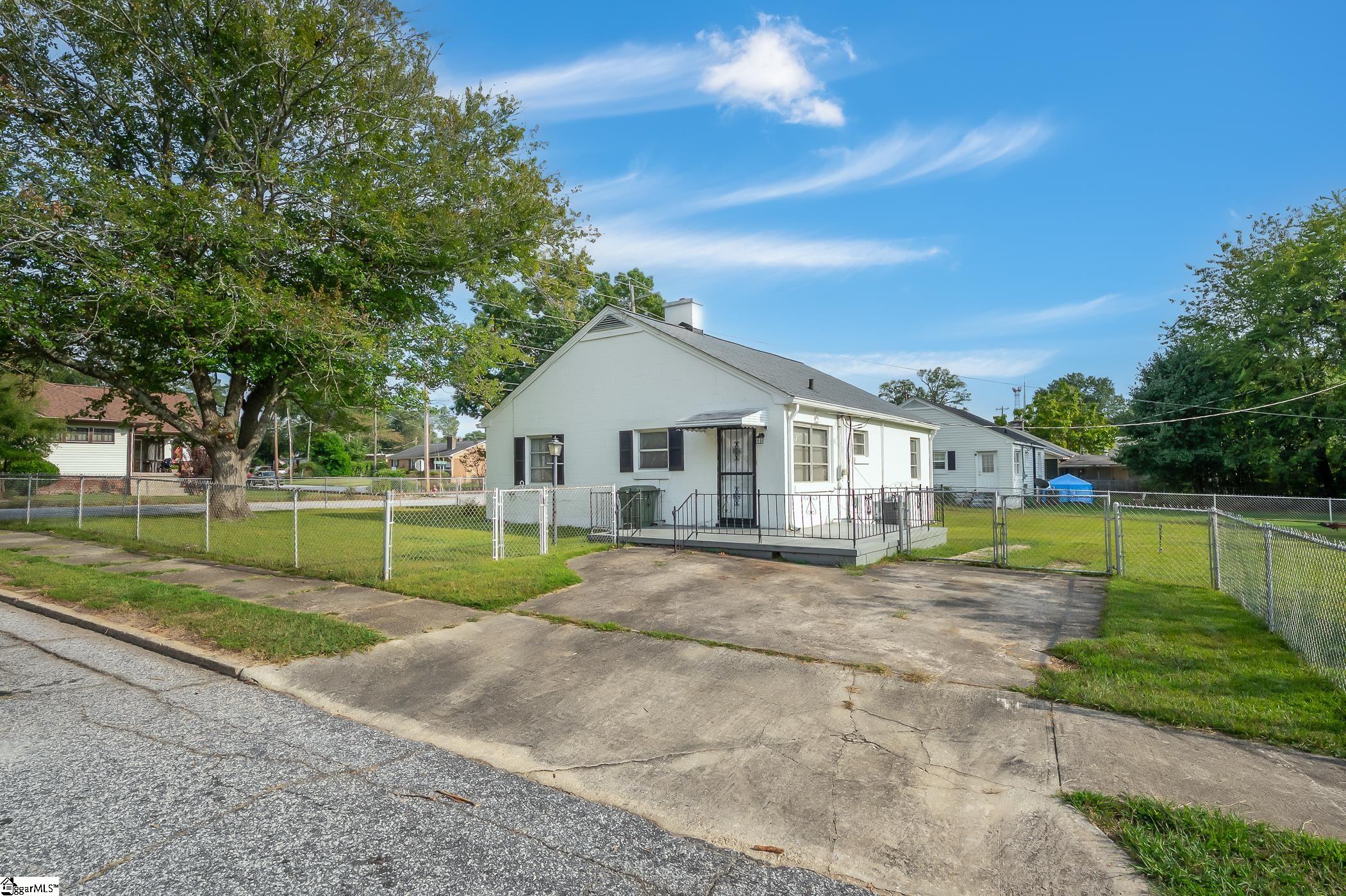 405 Elizabeth Street Clinton, SC 29325 - Photo 2 of 21
