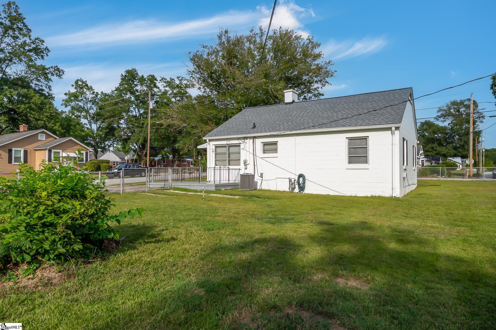 405 Elizabeth Street Clinton, SC 29325 - Photo 4 of 21
