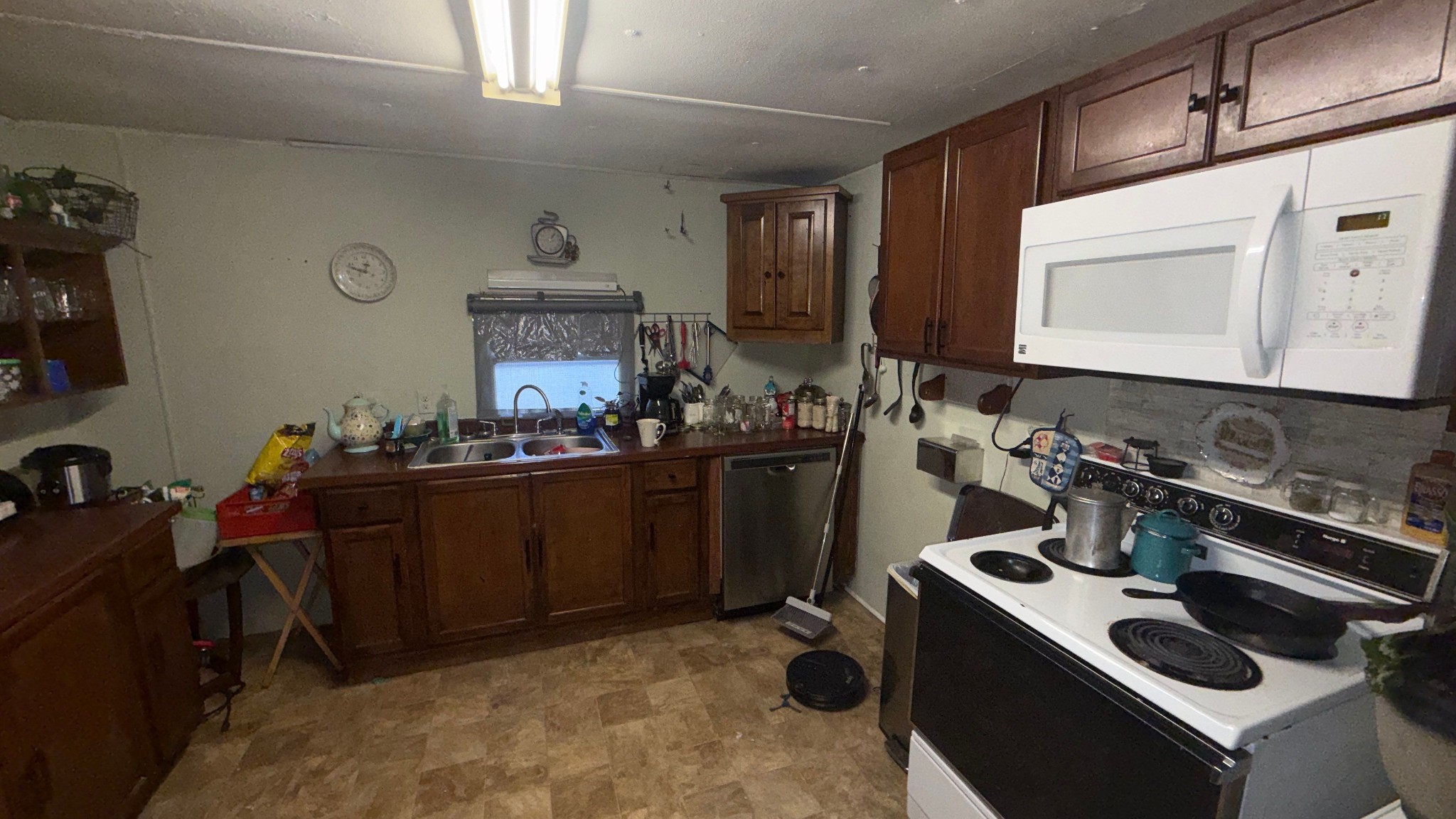 693 Watson Road, Unit SUITE E Jackson, TN 38305 - Photo 5 of 12 a kitchen with a sink stove and refrigerator