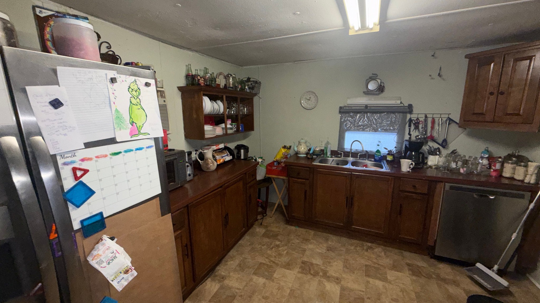 693 Watson Road, Unit SUITE E Jackson, TN 38305 - Photo 6 of 12 a kitchen with sink refrigerator and microwave