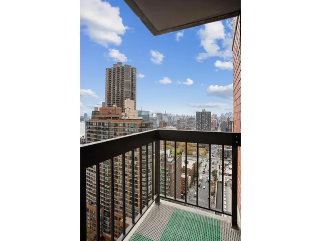 $999,999 | 250 East 40th Street, Unit 30F | Murray Hill