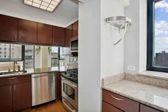 $999,999 | 250 East 40th Street, Unit 30F | Murray Hill