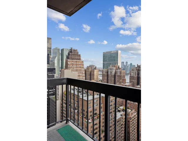 $999,999 | 250 East 40th Street, Unit 30F | Murray Hill